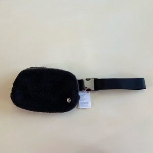 NWT Lululemon Everywhere Fleece Belt Bag 1L Black Sherpa